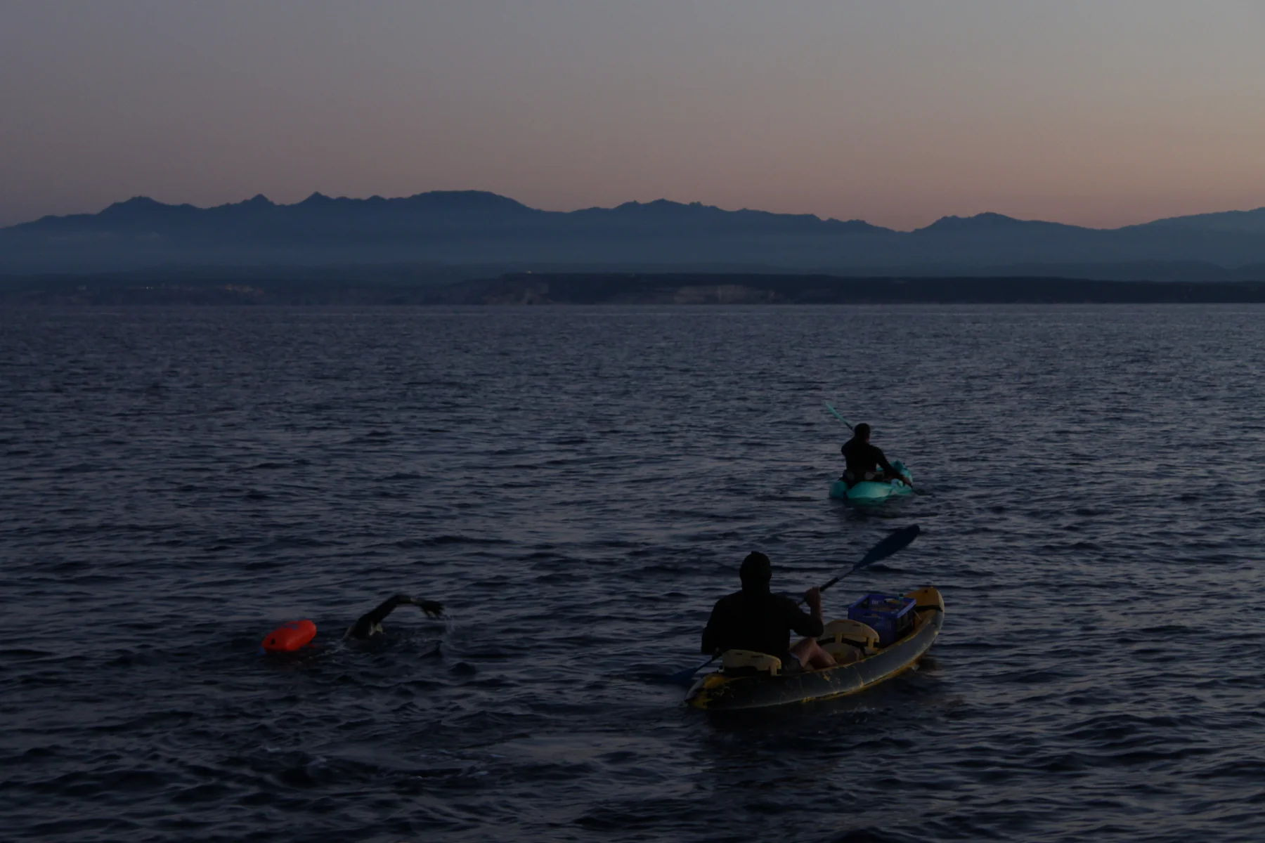 Nage au crépuscule