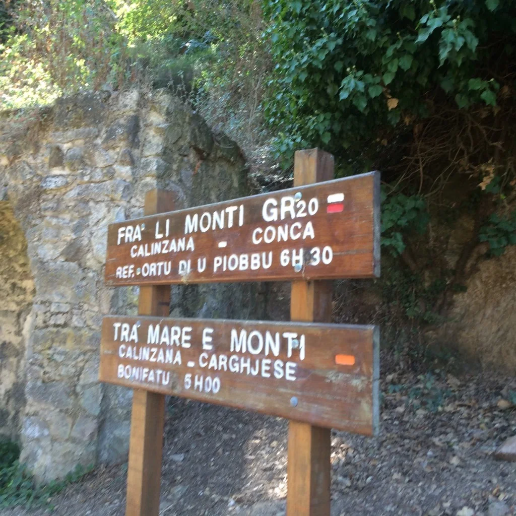Panneau du GR20 pendant l’Ultra-Triathlon Napoléon