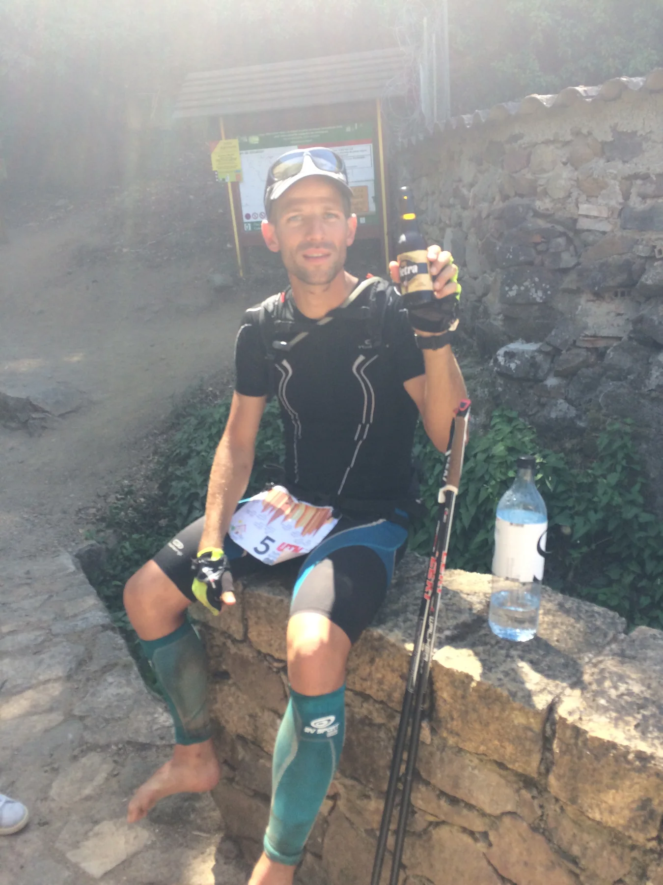 Pause dans les rochers avec l’équipe